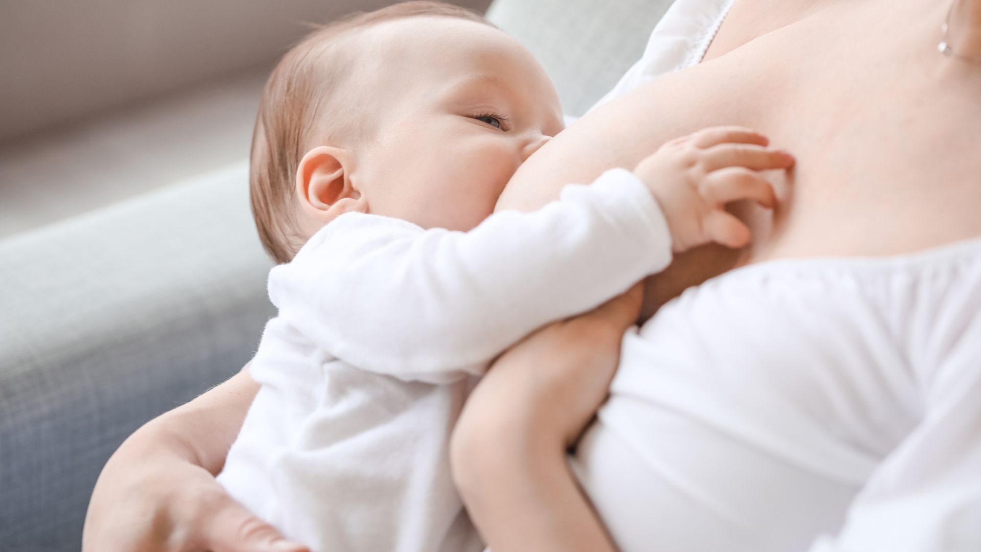 Tư thế nằm nghiêng giúp trẻ sơ sinh đỡ khó chịu sau khi bú
