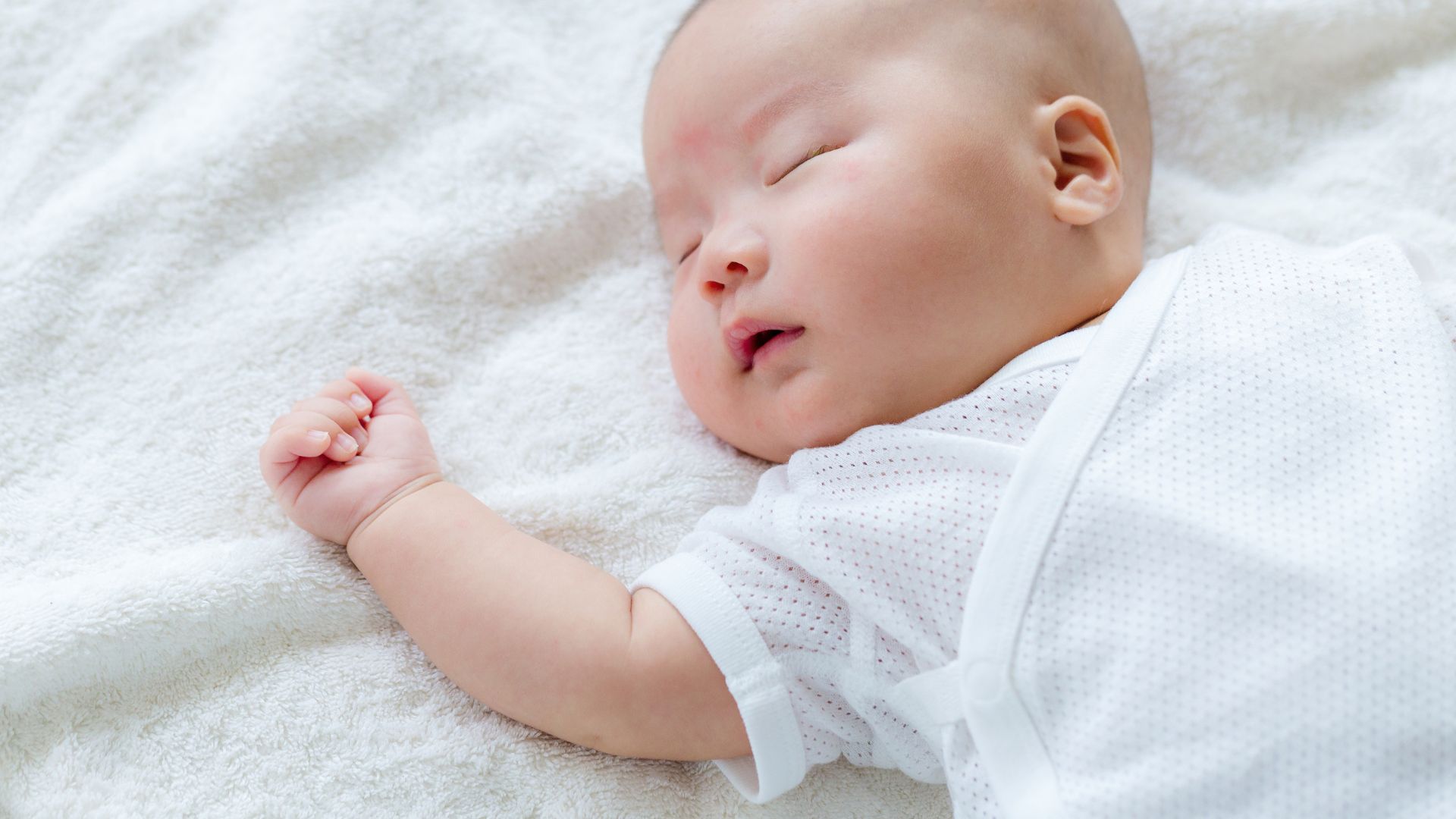 Trẻ sơ sinh thường ngủ từ 16 - 18 giờ mỗi ngày và thức dậy theo nhịp sinh học riêng