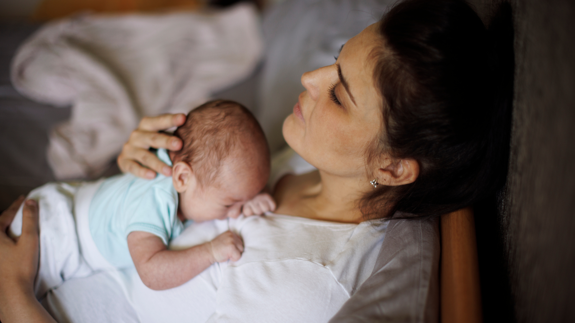 Trẻ sơ sinh nổi mụn nước trên trán: Nhận biết và cách chăm sóc an toàn 4