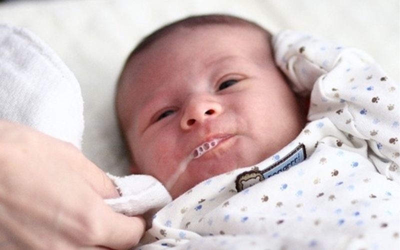 Trẻ sơ sinh hay bị trớ là hiện tượng rất phổ biến trong những tuần đầu sau sinh