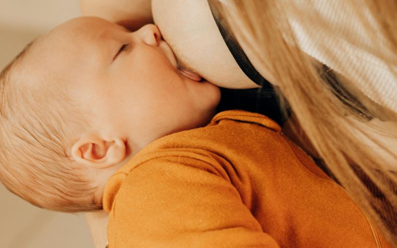 Trẻ bú mẹ sai tư thế là yếu tố dễ gây nôn trớ ở trẻ sơ sinh