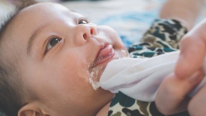 Mẹ cần dừng cho bé bú khi bé quấy khóc