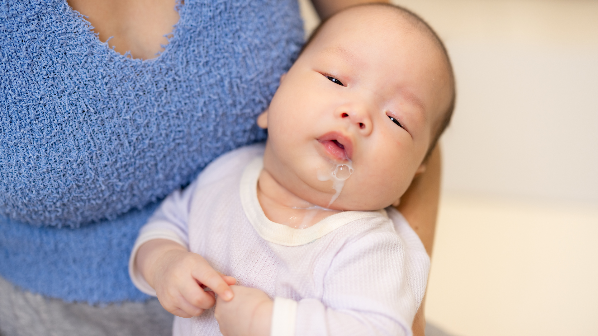 Trẻ sơ sinh ọc sữa lên mũi có sao không? Trẻ ọc sữa kèm khó thở có thể là dấu hiệu nguy hiểm