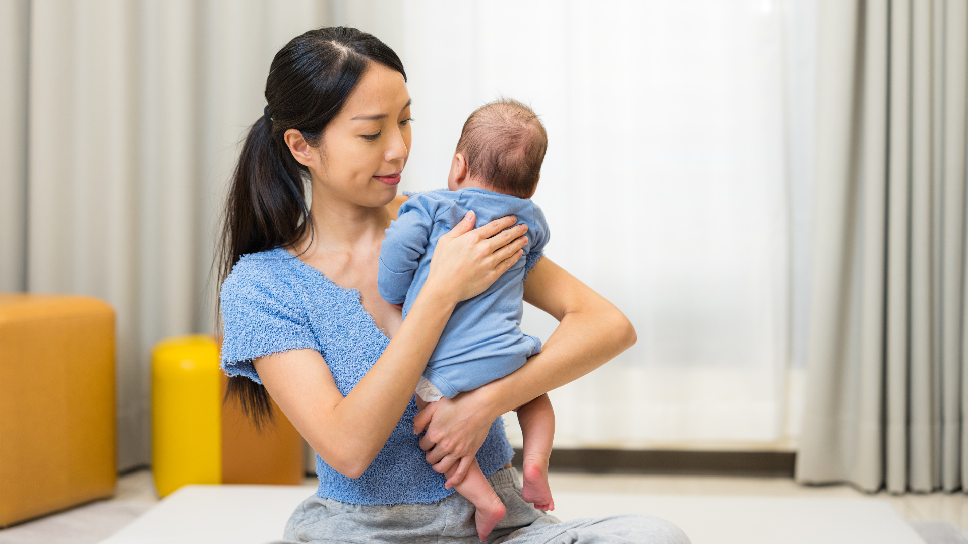 Hãy bế bé ngồi dậy nhẹ nhàng để sữa có thể chảy ra ngoài