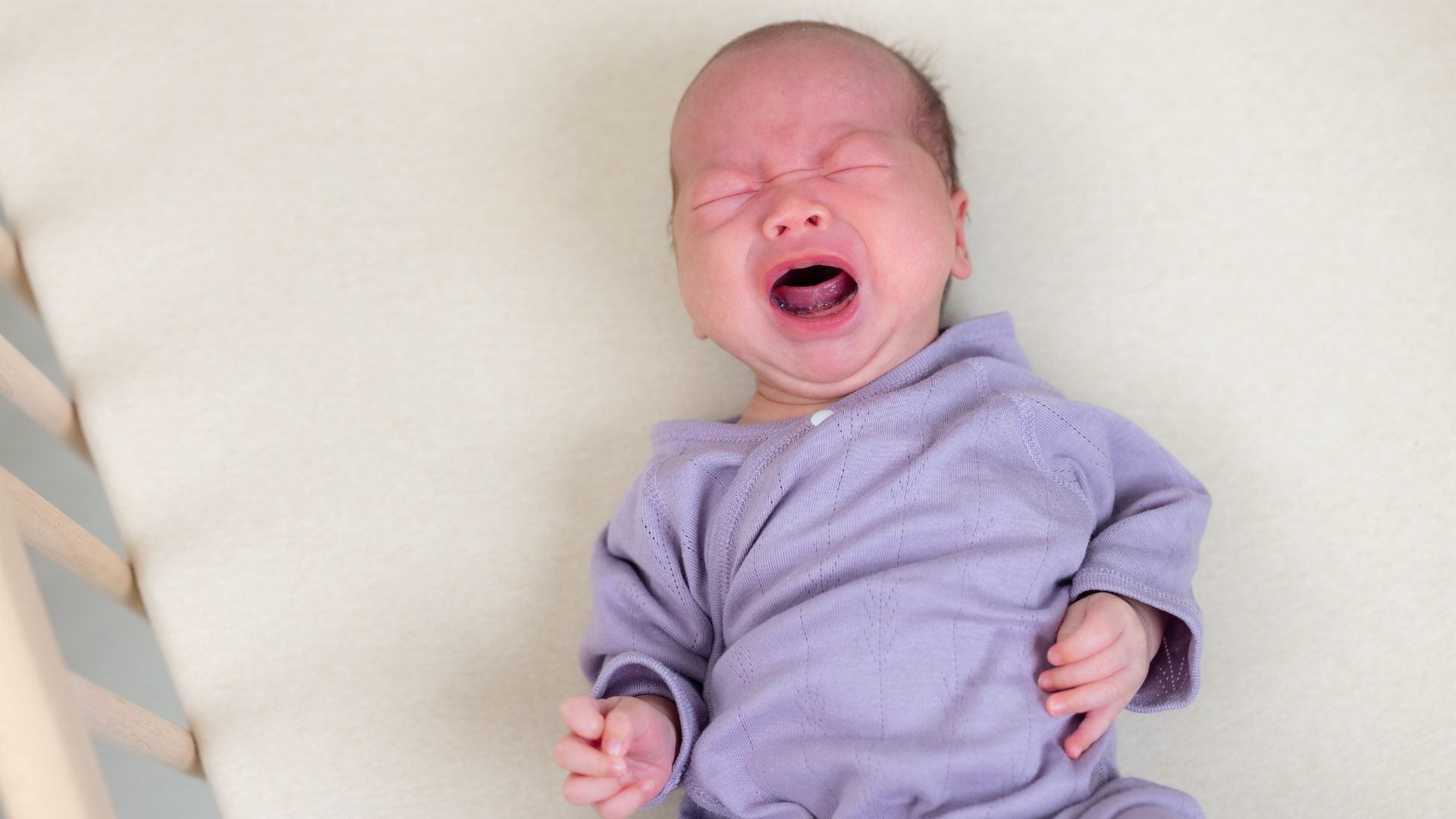 Khi muốn đi ngoài, bé thường có biểu hiện dễ nhận thấy như rên nhẹ hoặc khóc trong lúc rặn