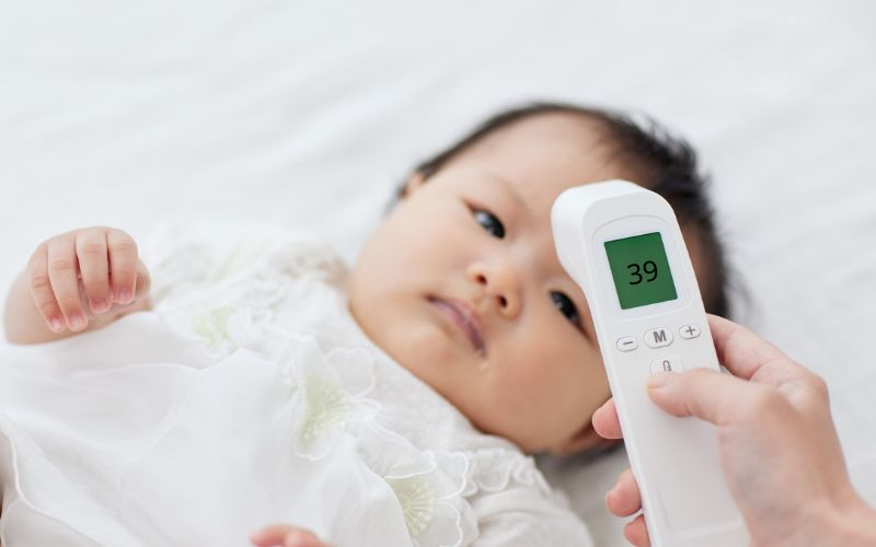 Trong trường hợp trẻ sốt rất cao thì không nên cho trẻ nằm điều hòa, tránh sốc nhiệt