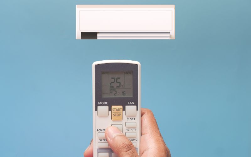 Trẻ sơ sinh sốt nằm điều hoà được không? Được, tuy nhiên cần điều chỉnh nhiệt độ phòng phù hợp khi có trẻ sơ sinh sốt nằm điều hòa