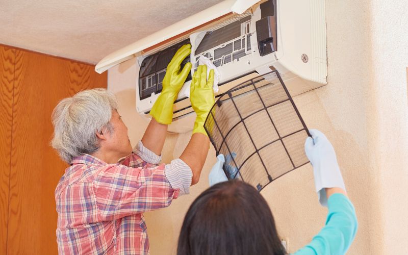 Vệ sinh điều hòa định kỳ để tránh tích tụ vi khuẩn không có lợi cho sức khỏe trẻ