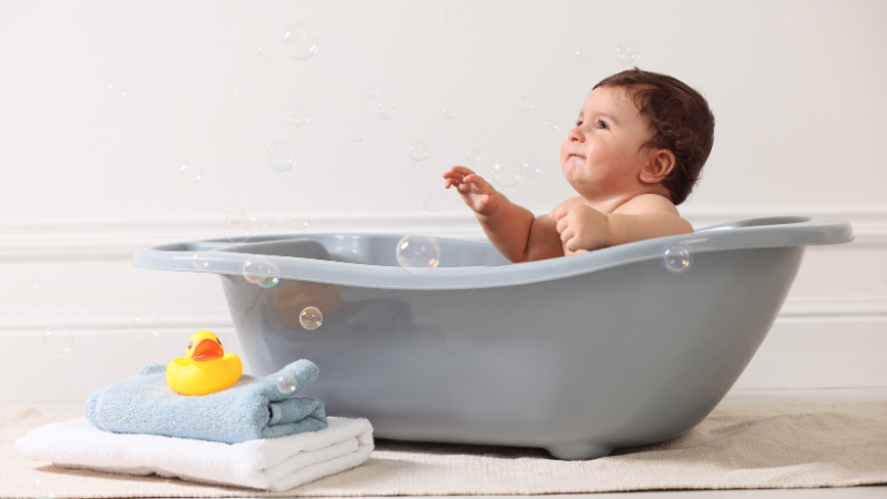 Ba mẹ cần ghi nhớ các lưu ý khi tắm lá đinh lăng để bảo vệ làn da nhạy cảm của bé