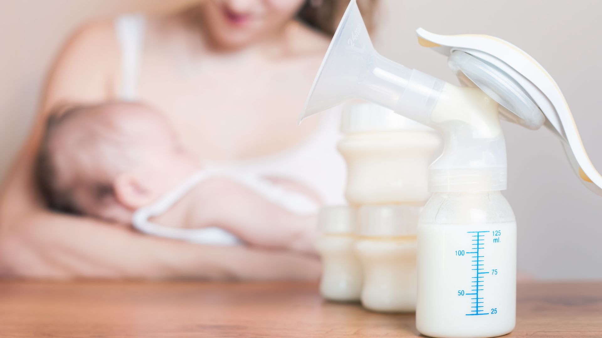 Sữa mẹ ảnh hưởng trực tiếp đến cân nặng của trẻ sơ sinh tháng đầu