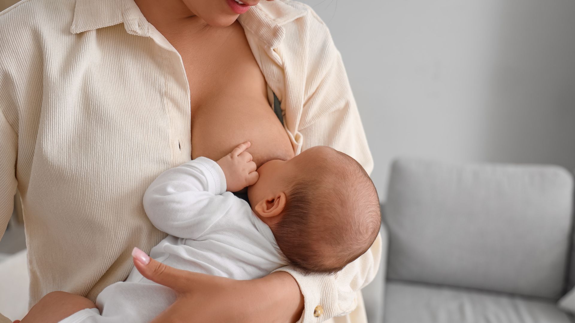 Mẹ cho bé bú đúng cách sẽ giúp trẻ bú được nhiều sữa sau mỗi cữ bú