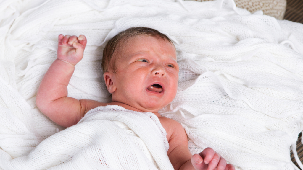 Trẻ sơ sinh thở khò khè như có đờm thường xảy ra do hệ hô hấp còn non nớt hoặc liên quan đến các bệnh lý