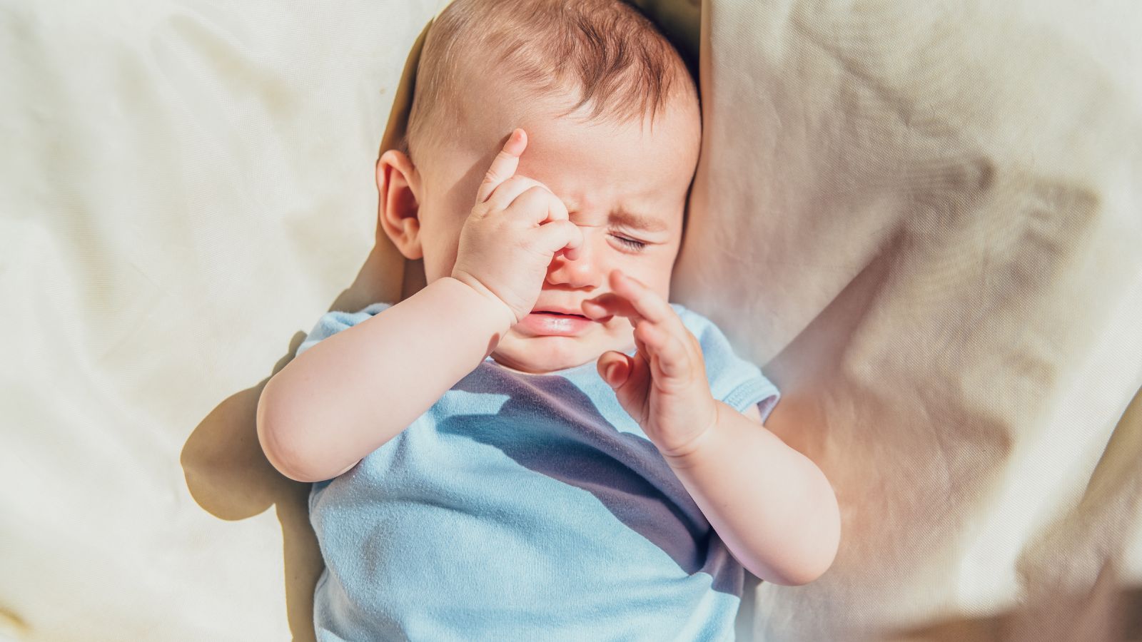 Tránh cho bé chơi đùa quá nhiều trước khi ngủ và hạn chế ánh sáng mạnh