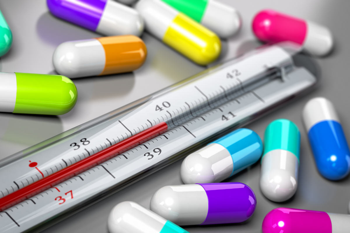 tre-so-sinh-tiem-khang-sinh-nhieu-co-sao-khong 1.png