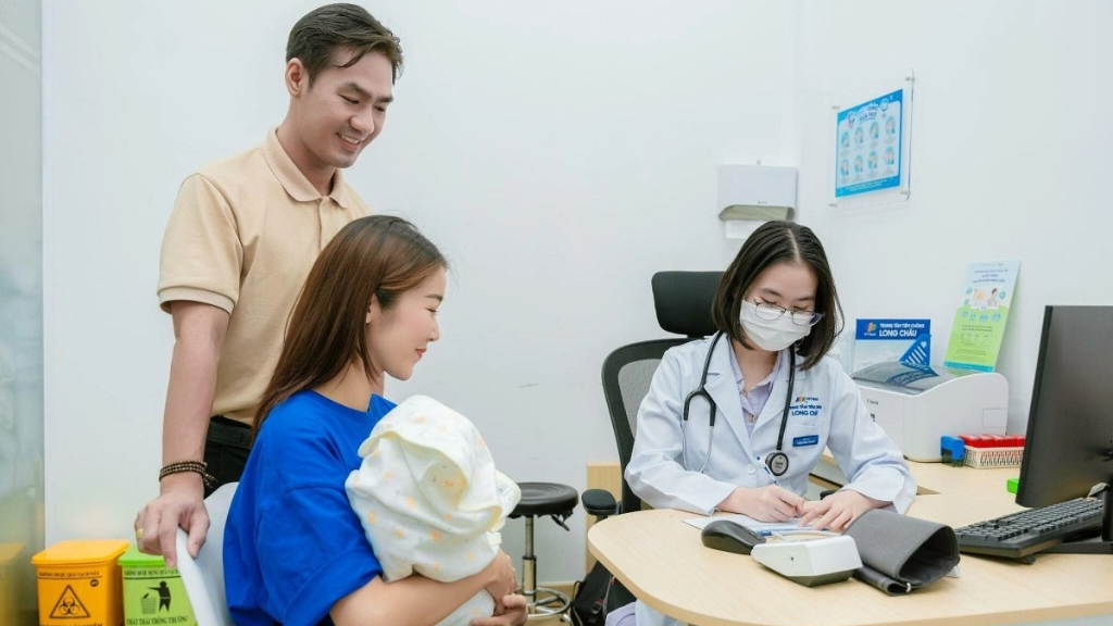 tre-so-sinh-tiem-viem-gan-b-co-sot-khong-lich-tiem-phong 3.png