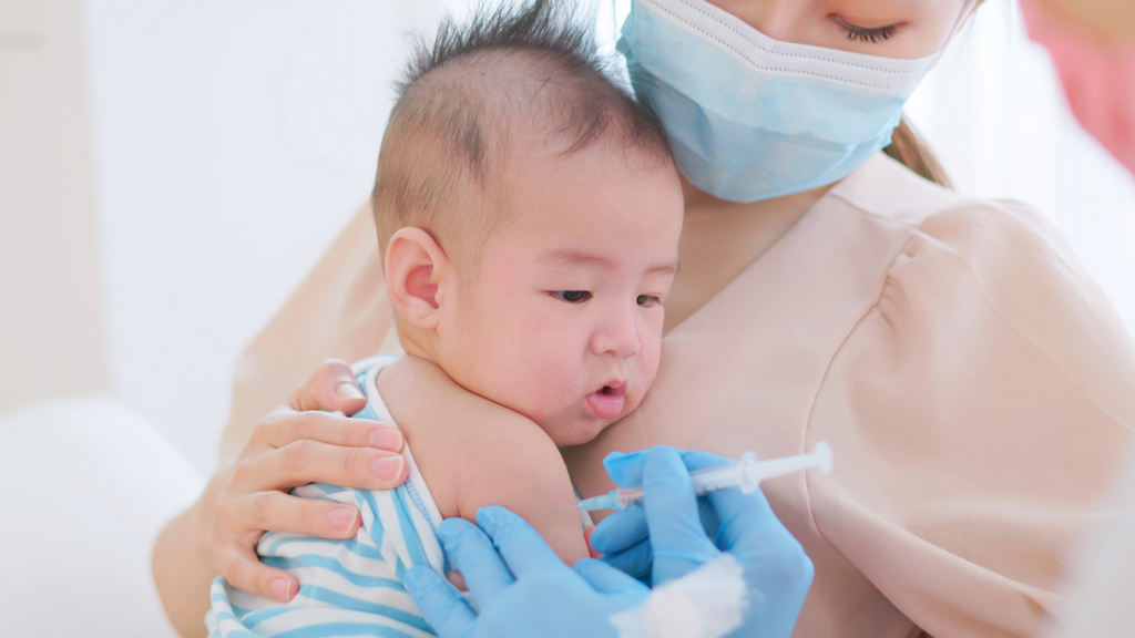 tre-so-sinh-tiem-viem-gan-b-co-sot-khong-lich-tiem-phong 4.png