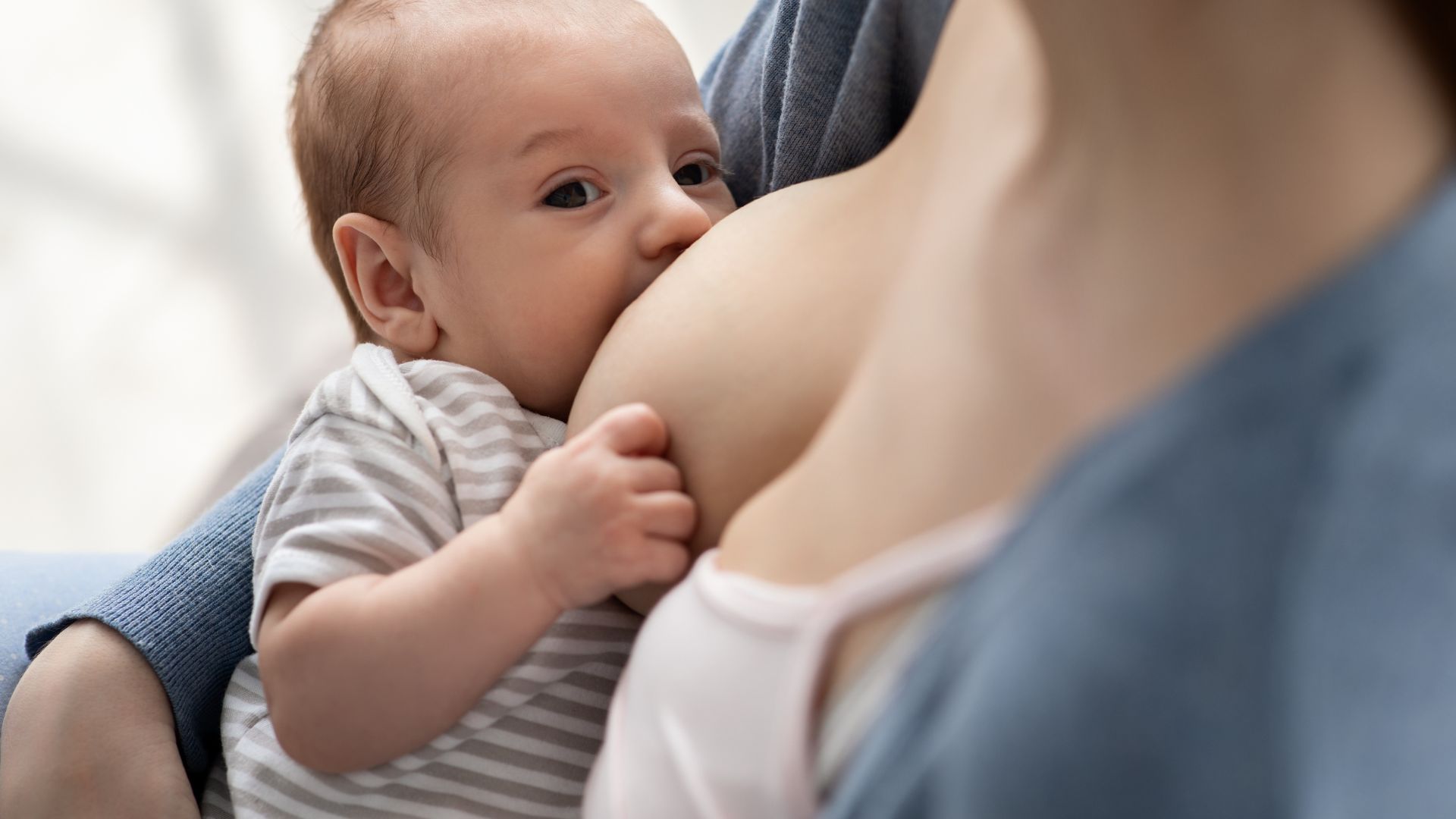 Cha mẹ cần lưu ý nếu trẻ vặn mình liên tục kèm theo bỏ bú hoặc bú ít