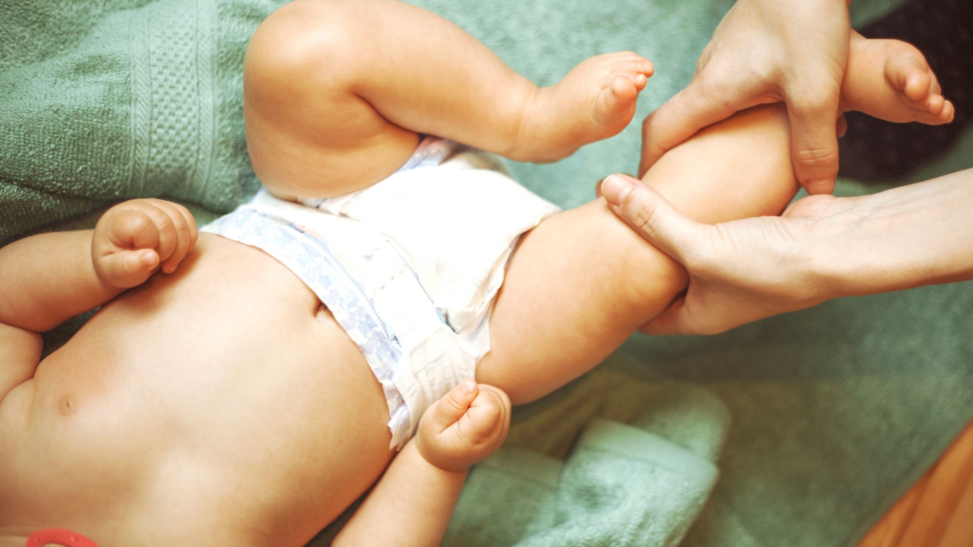 Mẹ hãy massage nhẹ nhàng để bé thư giãn và dễ đi vào giấc ngủ