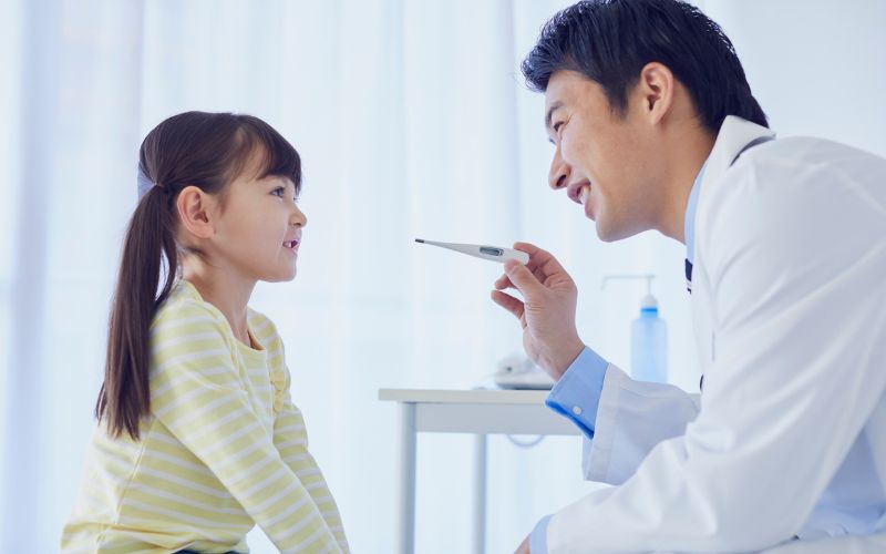 Nên đưa trẻ đến cơ sở y tế khi tình trạng sốt cao liên tục kéo dài để được thăm khám và điều trị kịp thời