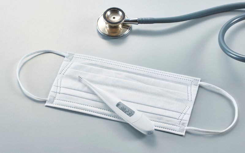 Trẻ sốt liên tục là tình trạng trẻ sốt cao trên 39 độ C, không hạ hoặc tái diễn nhiều lần trong ngày