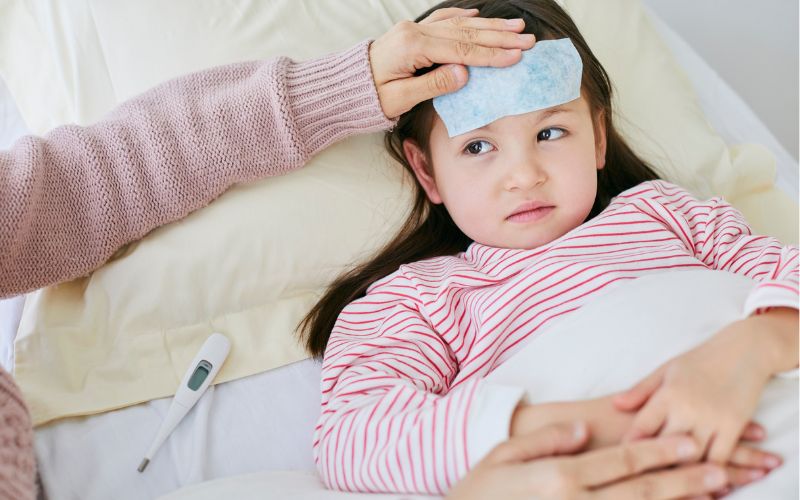 Ba mẹ nên lau mát cho trẻ và dùng thuốc hạ sốt khi nhiệt độ trên 38,5 độ C