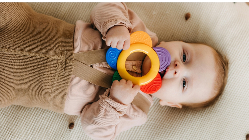 Trẻ sốt mọc răng 39 độ có sao không? Dấu hiệu và cách xử lý đúng cách 2