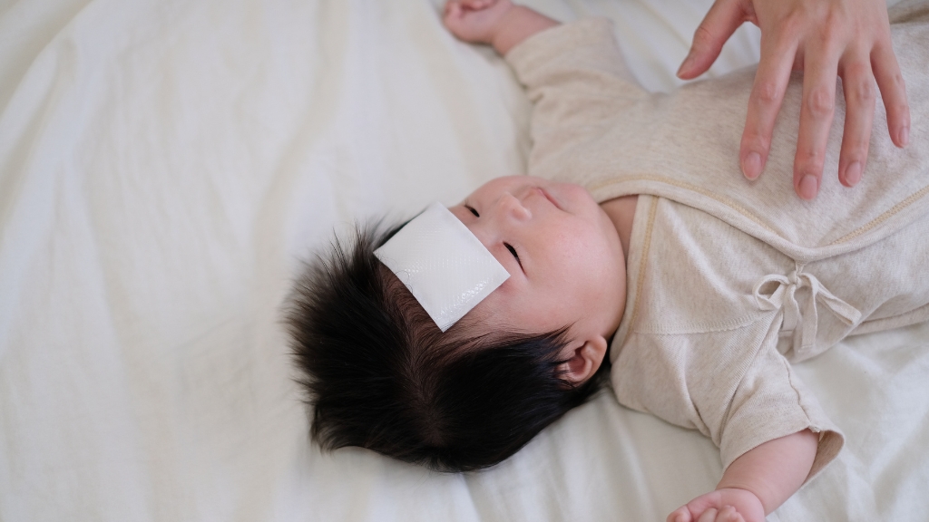 Trẻ sốt mọc răng 39 độ có sao không? Dấu hiệu và cách xử lý đúng cách 3
