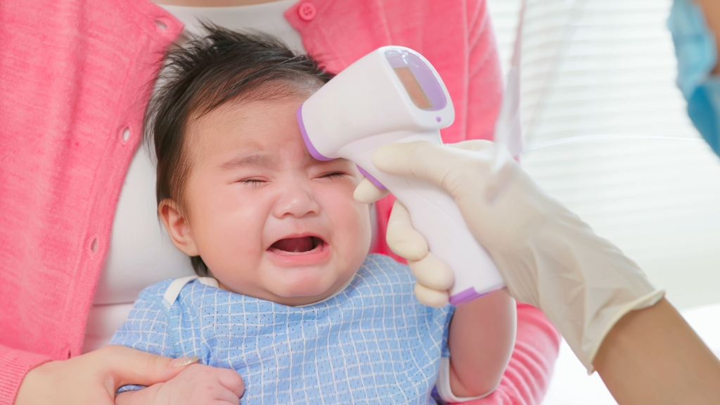 Trẻ sốt mọc răng 39 độ có sao không? Dấu hiệu và cách xử lý đúng cách 4