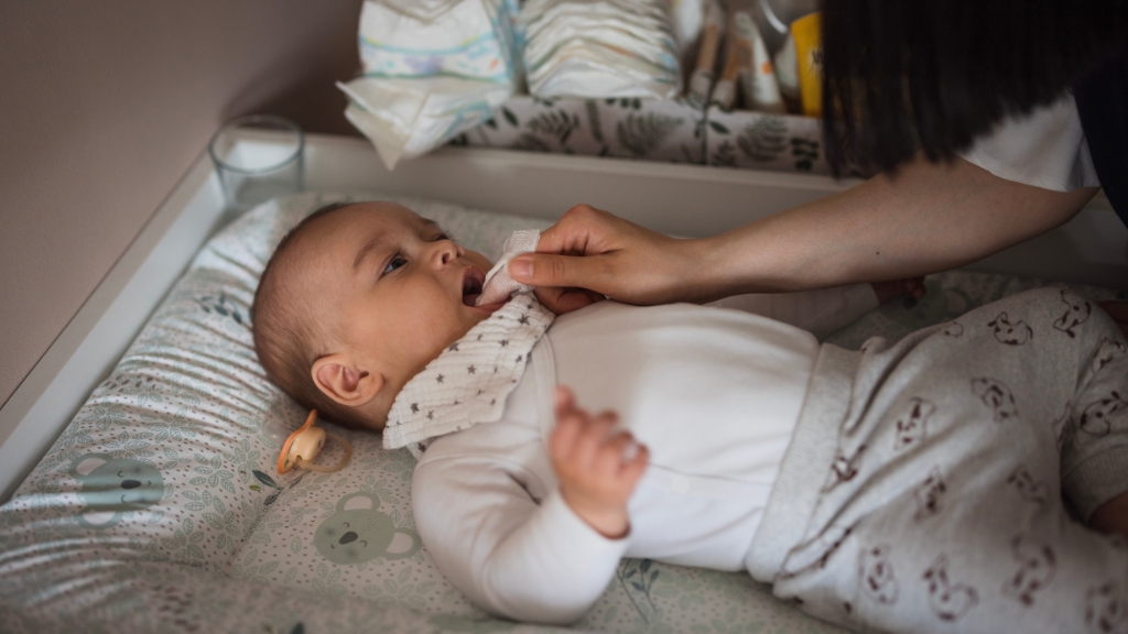 Trẻ sốt mọc răng 39 độ có sao không? Dấu hiệu và cách xử lý đúng cách 5