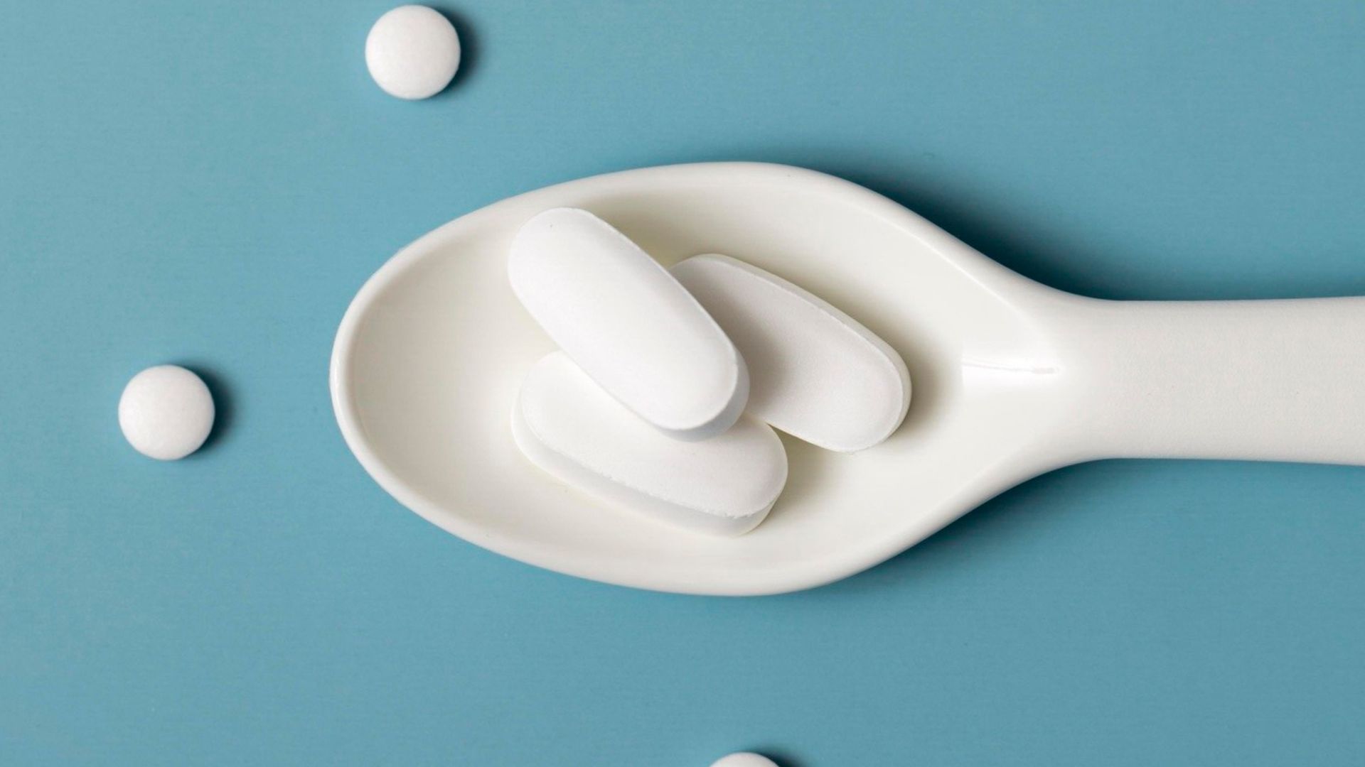 Cha mẹ có thể cho trẻ uống thuốc hạ sốt theo chỉ định của bác sĩ khi trẻ sốt mọc răng