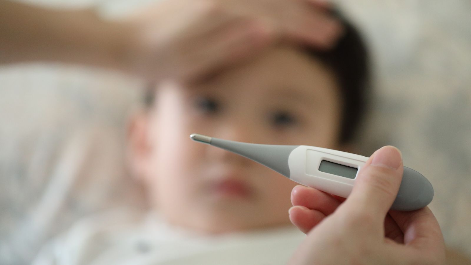 Khi trẻ sốt tay chân lạnh, cha mẹ cần xử trí đúng cách