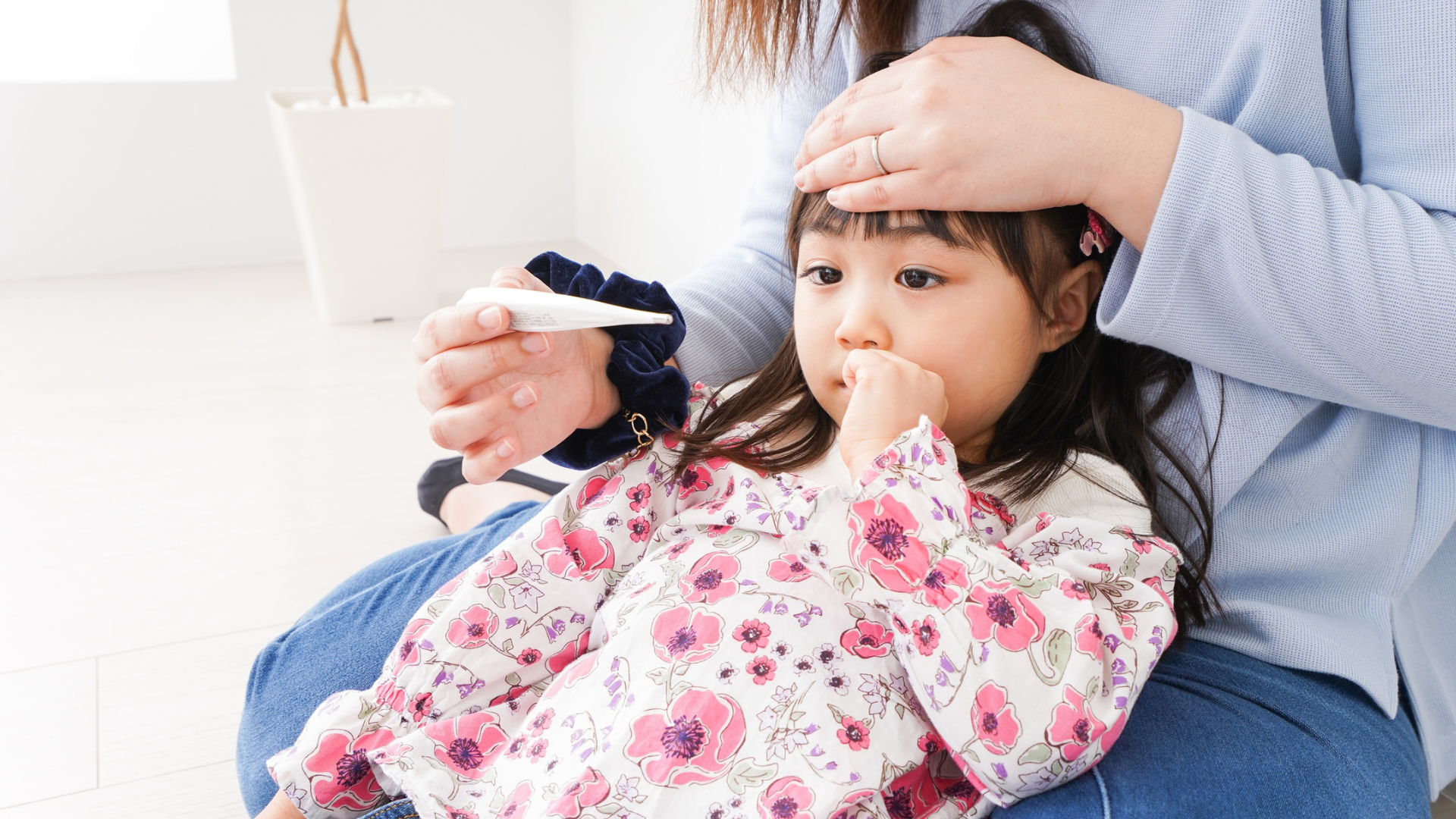 Đo nhiệt độ mỗi 4 đến 6 giờ, theo dõi sát dấu hiệu toàn thân để đánh giá mức độ bệnh của bé