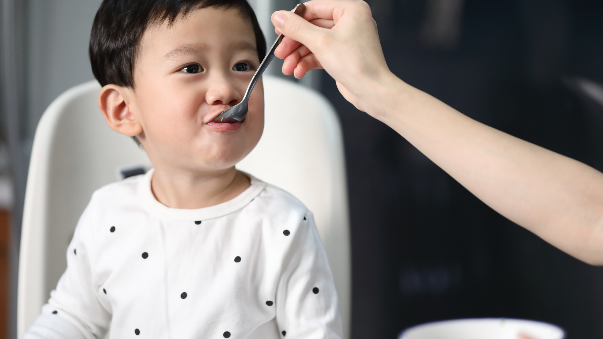 Khi trẻ sốt, cần bù nước đầy đủ, chia nhỏ bữa ăn và chọn món mềm ấm dễ nuốt