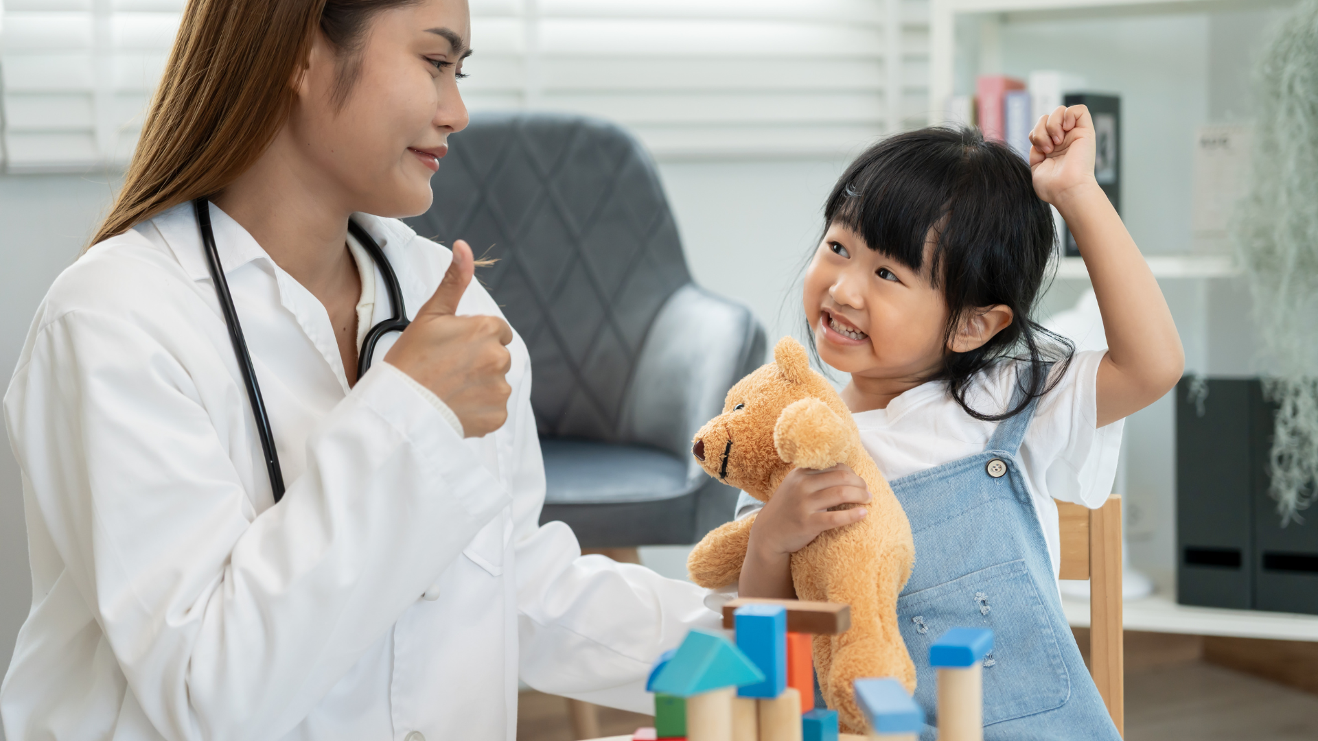 Cha mẹ nên hợp tác với giáo viên và chuyên gia để điều chỉnh phương pháp hỗ trợ phù hợp