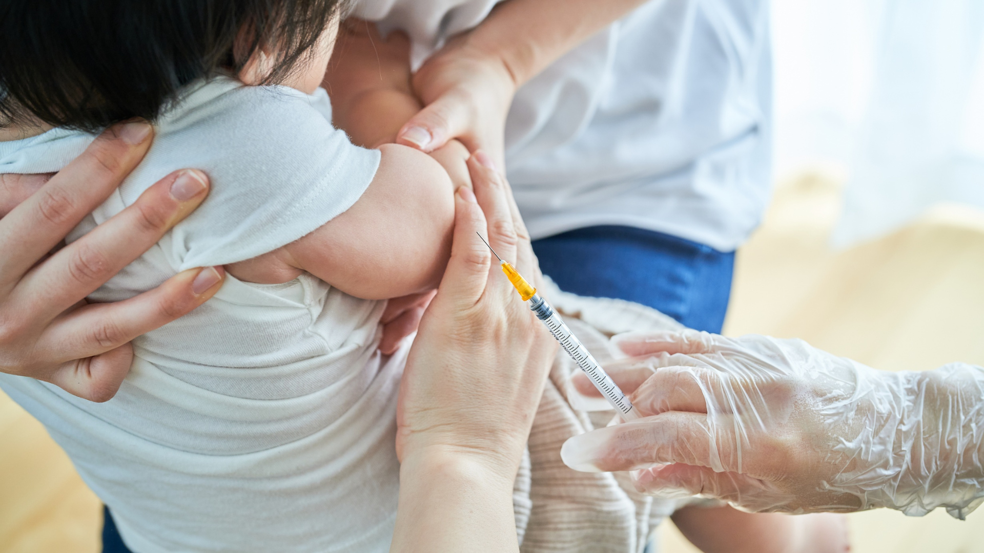 Chăm sóc đúng cách khi trẻ tiêm 6in1 bị sốt