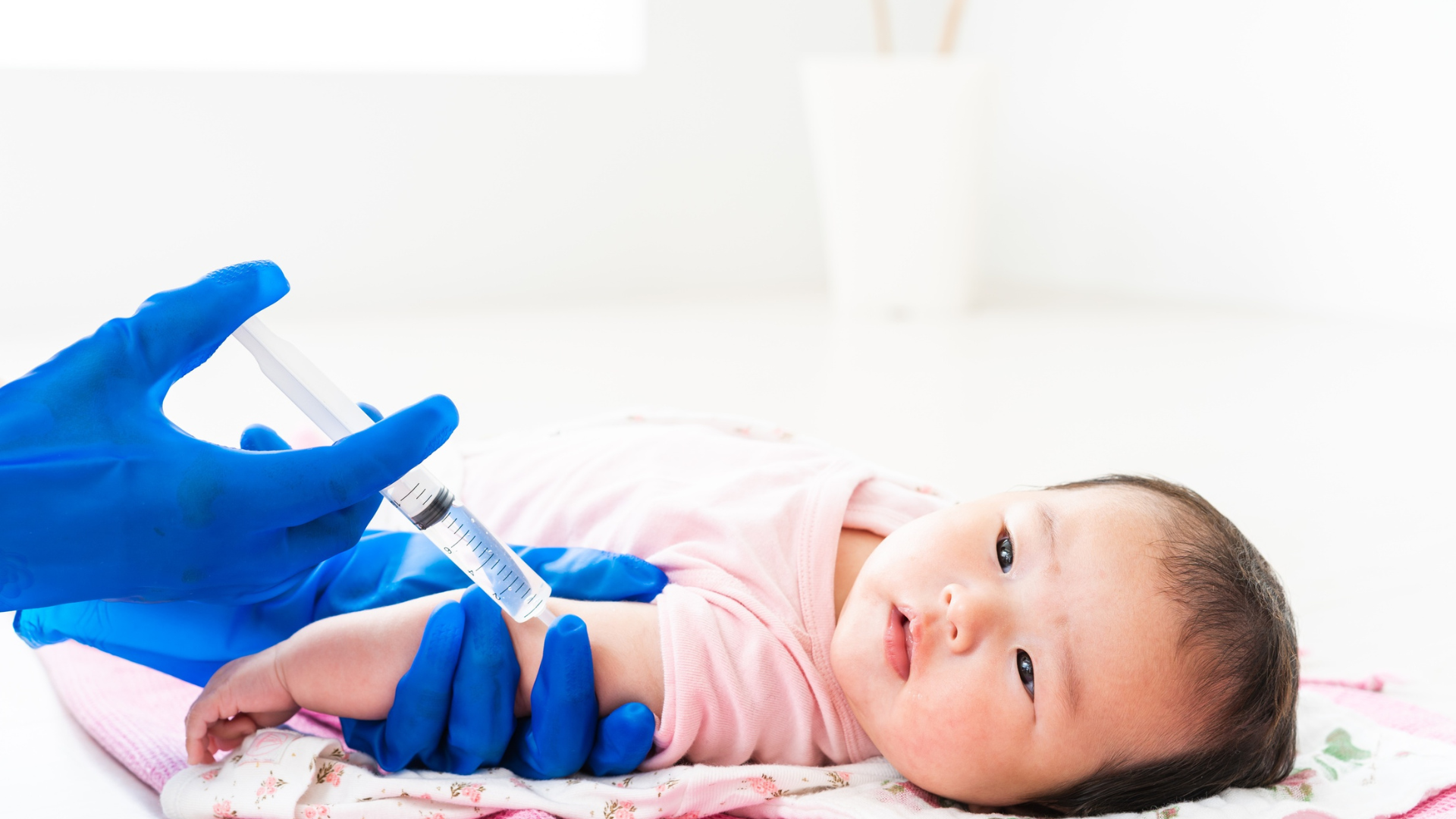 Dấu hiệu cần đưa trẻ đi khám sau tiêm 6in1