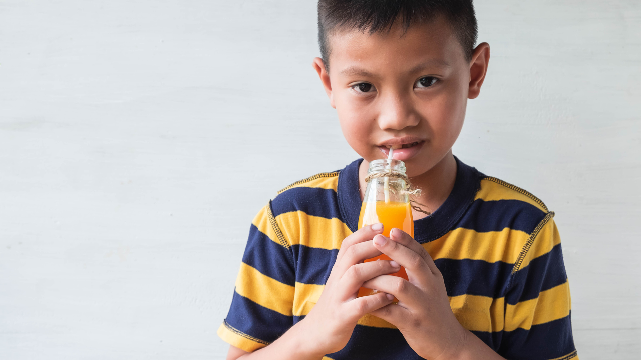 Trẻ uống nước cam mỗi ngày có tốt không?