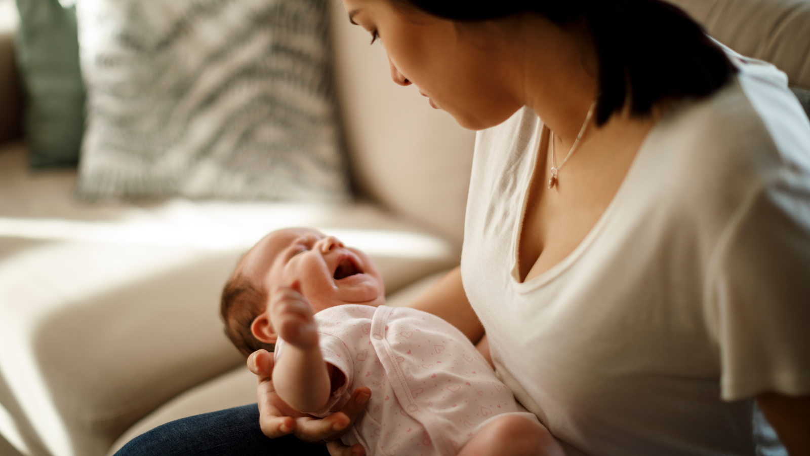 Trẻ quấy khóc dữ dội và tỏ ra đau đớn