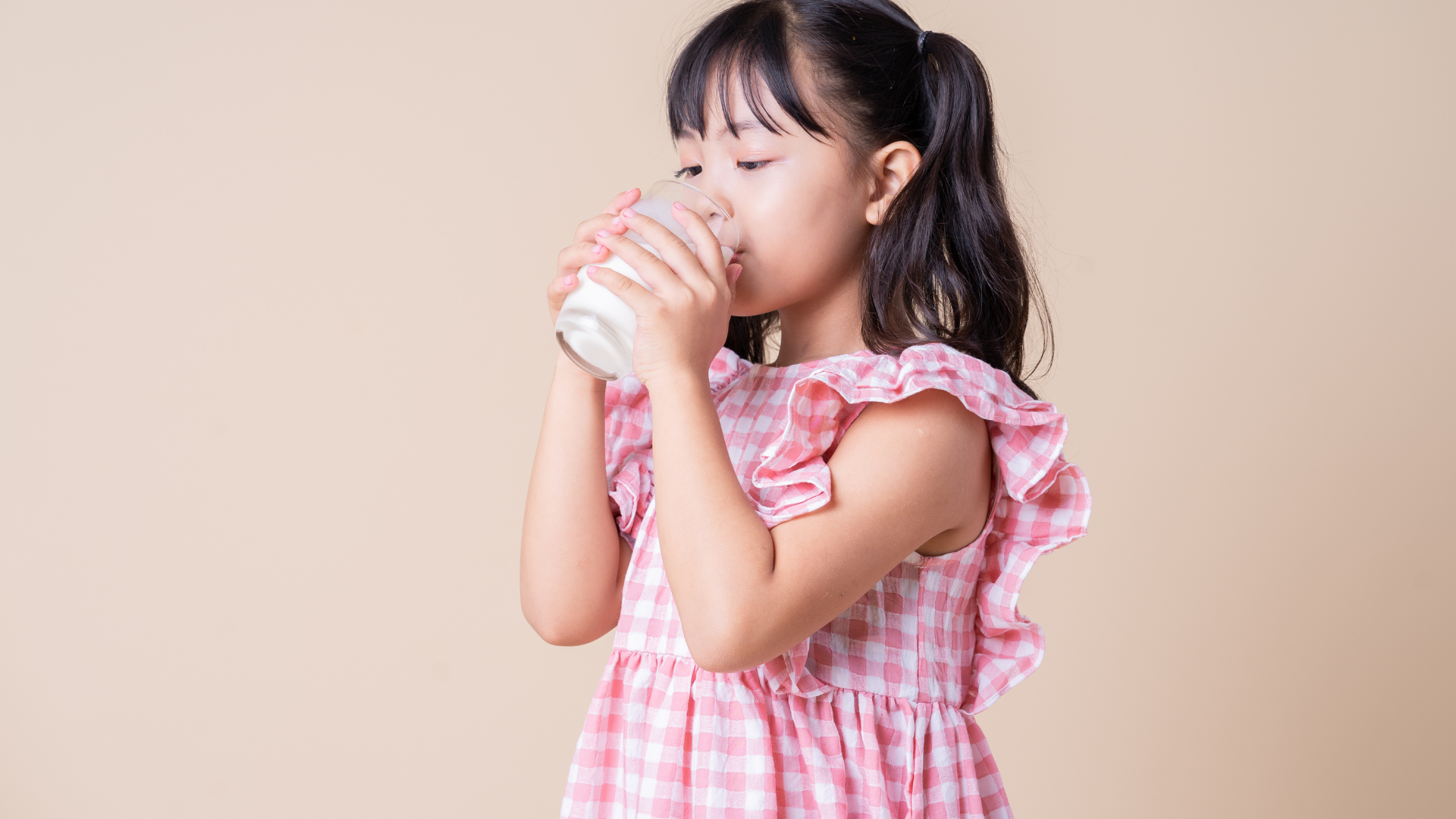 Cách cho trẻ uống sữa ban đêm an toàn và hợp lý