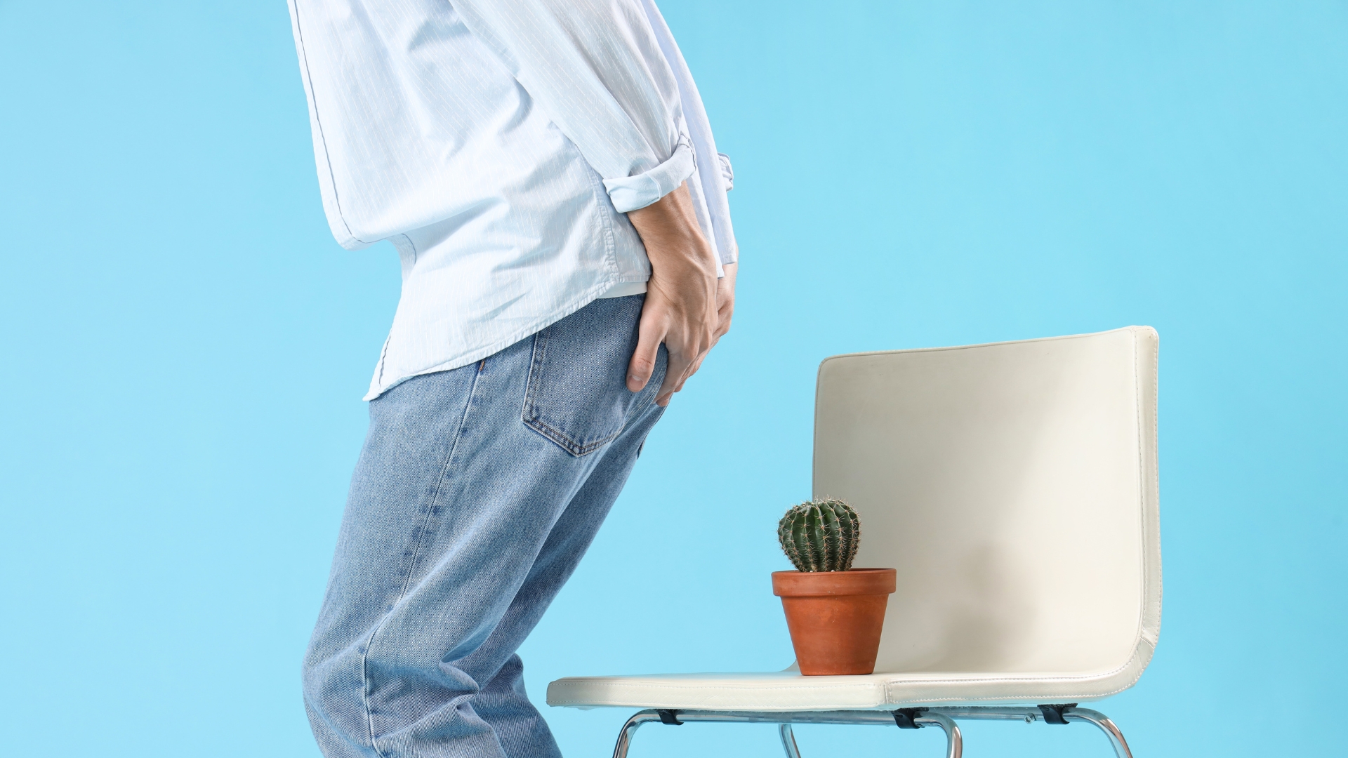 Cơn đau khiến người bệnh sợ đi tiêu, lâu dần có thể dẫn đến táo bón và làm tình trạng nặng thêm