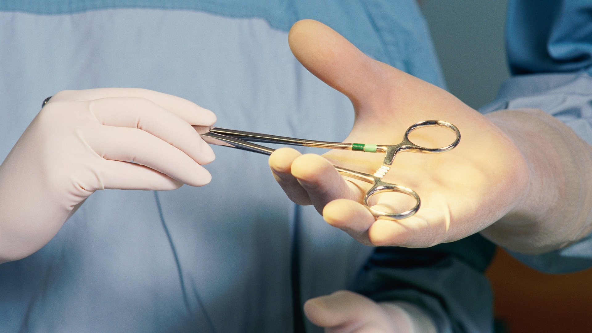 Phẫu thuật cắt trĩ được chỉ định khi trĩ huyết khối có kích thước lớn, tái phát nhiều lần hoặc có biến chứng