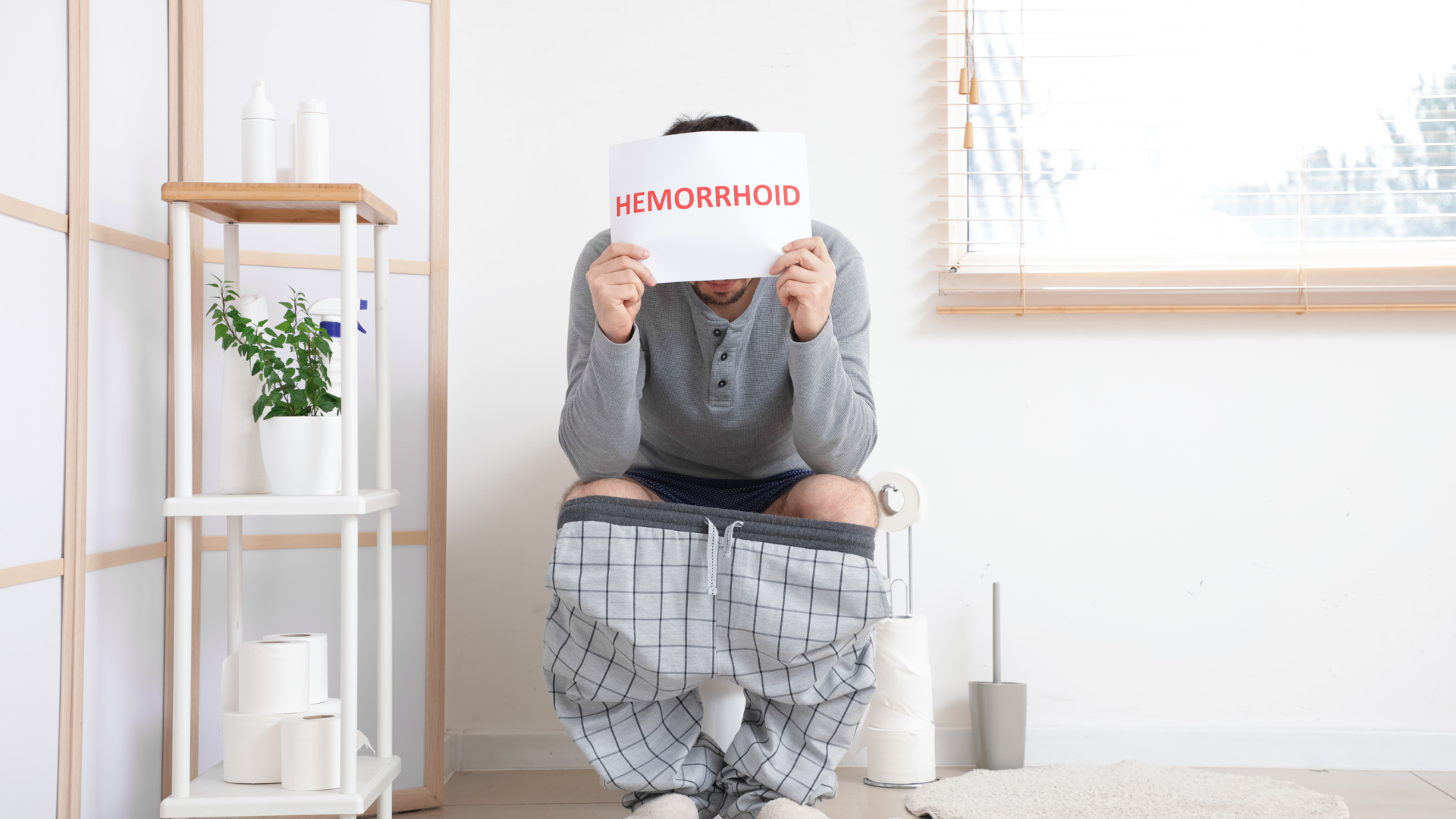 Khi mắc trĩ ngoại độ 2, người bệnh có thể cảm nhận rõ búi trĩ sa ra ngoài khi đi đại tiện