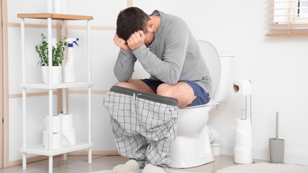 Táo bón kéo dài khiến người bệnh rặn mạnh, làm tăng áp lực tĩnh mạch và gây phình búi trĩ