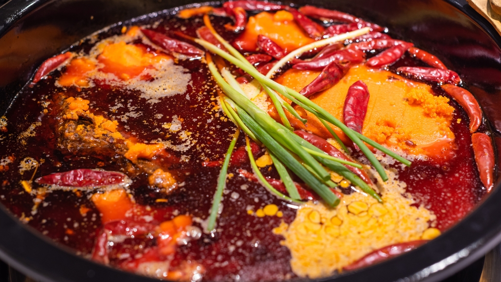 Ăn cay nóng và uống rượu bia dễ kích ứng hậu môn và làm trĩ nặng hơn