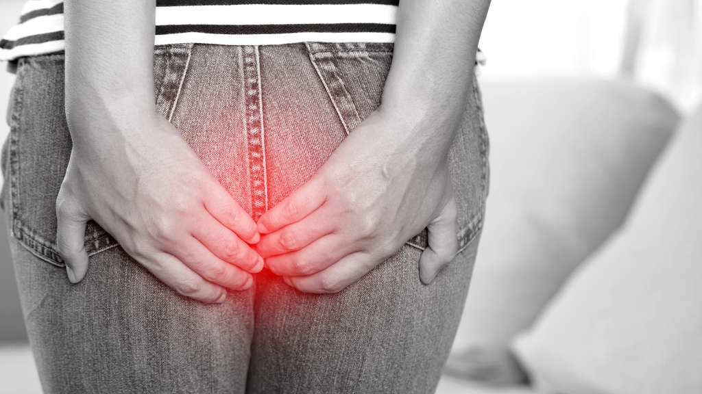 Trĩ ngoại độ 3 gây đau rát, chảy máu và sa búi trĩ nặng