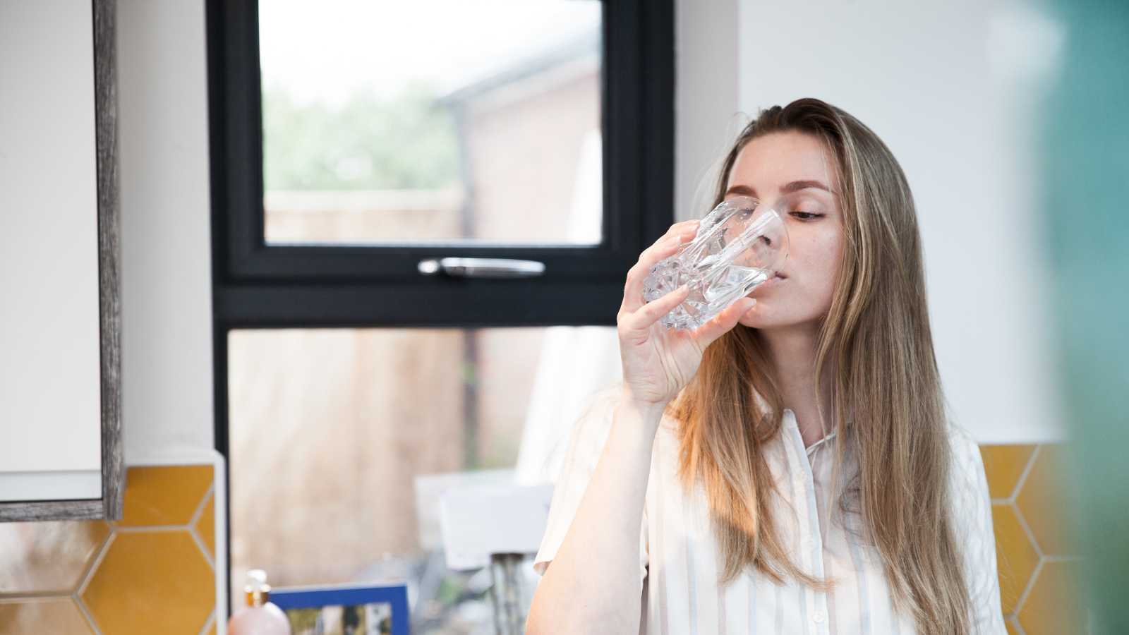 Uống đủ nước (2 - 3 lít/ngày) và hạn chế thực phẩm cay, đồ uống có cồn