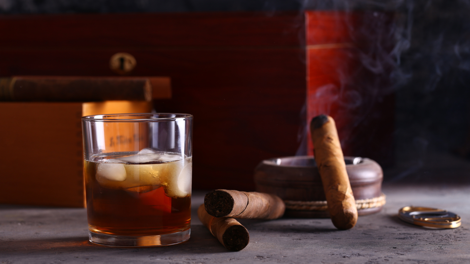 Sử dụng nhiều rượu bia, thuốc lá là một trong những nguyên nhân gây Nguyên nhân gây trĩ ngoại tắc mạch