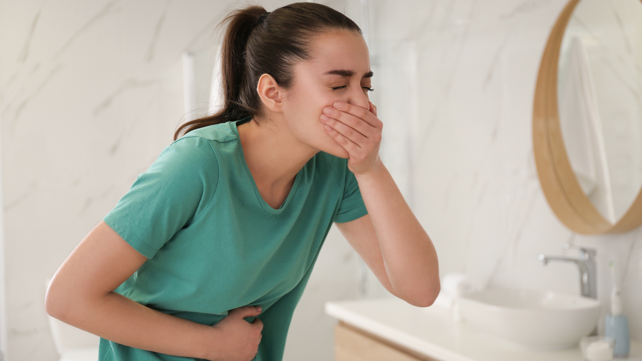 Buồn nôn đi kèm với sốt, đau đầu là các triệu chứng phổ biến của bệnh bại liệt
