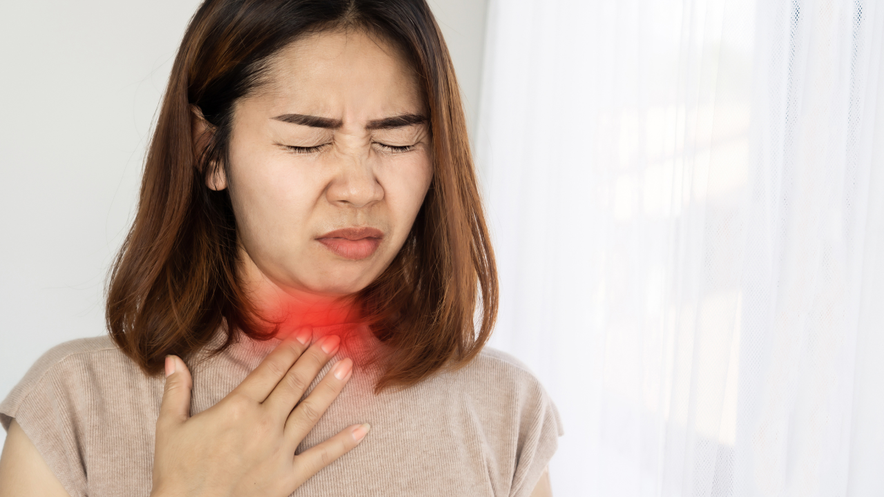 Đau họng và khó chịu khi nuốt là những triệu chứng giai đoạn đầu thường gặp của bệnh bại liệt