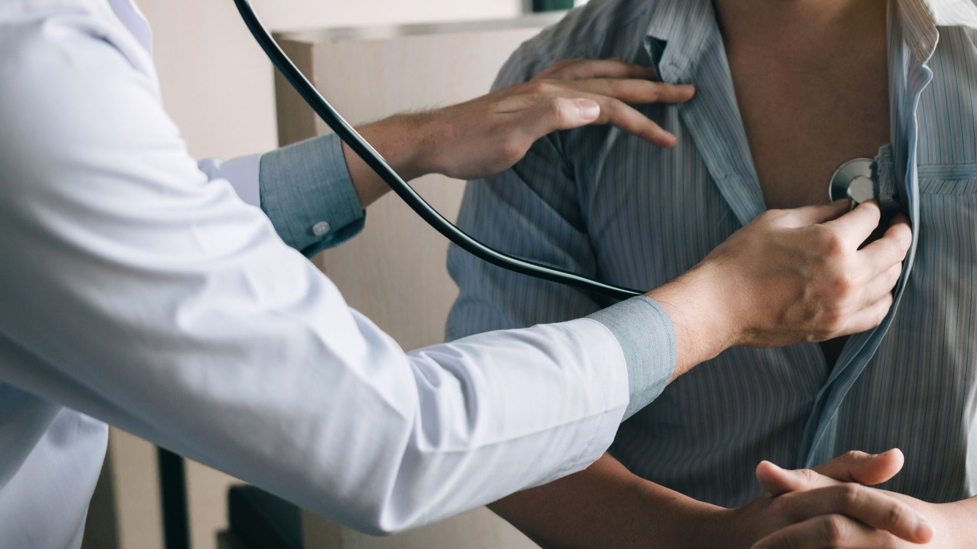 Khó thở và ho kéo dài là dấu hiệu bệnh tiến triển nặng hơn